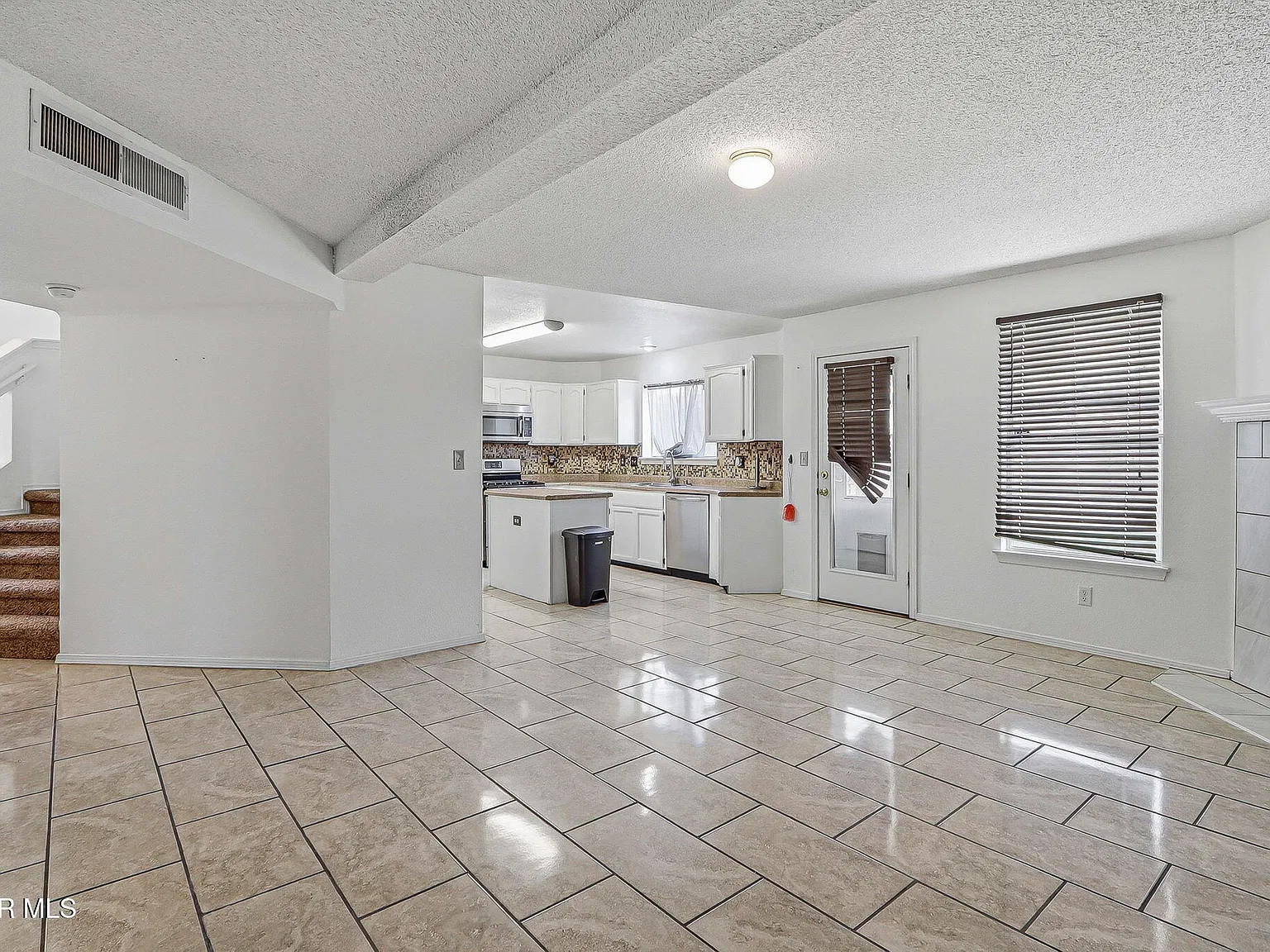 4 bed, 2.5 bath, 2019 sqft, $2,100 — Photo 2