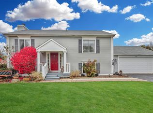 2385 Blue Spruce Ln, Aurora, IL 60502