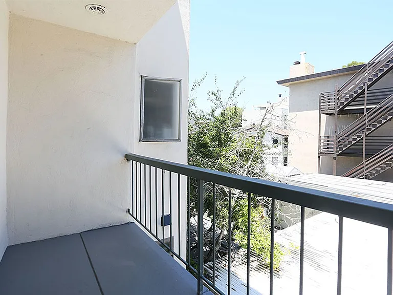401 Vernon St — Photo 3