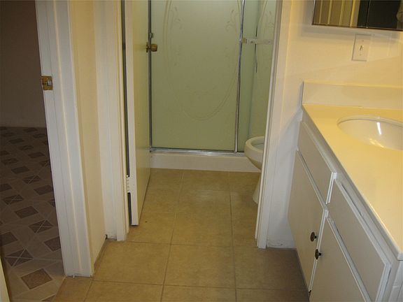 Master walkin closet, shower and toilet, wash sink