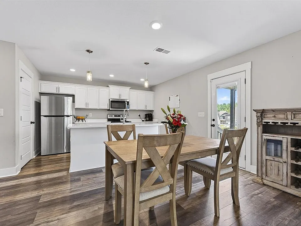 1073 Winesap Rd — Photo 3