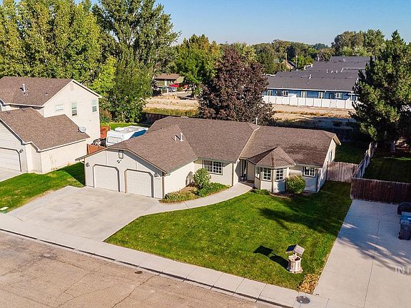 3rd image of 1909 Fairoaks Dr