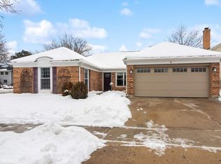 6 E Fox Hill Dr, Buffalo Grove, IL