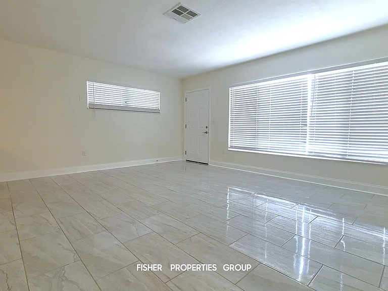 621 Riviera Dr — Photo 7