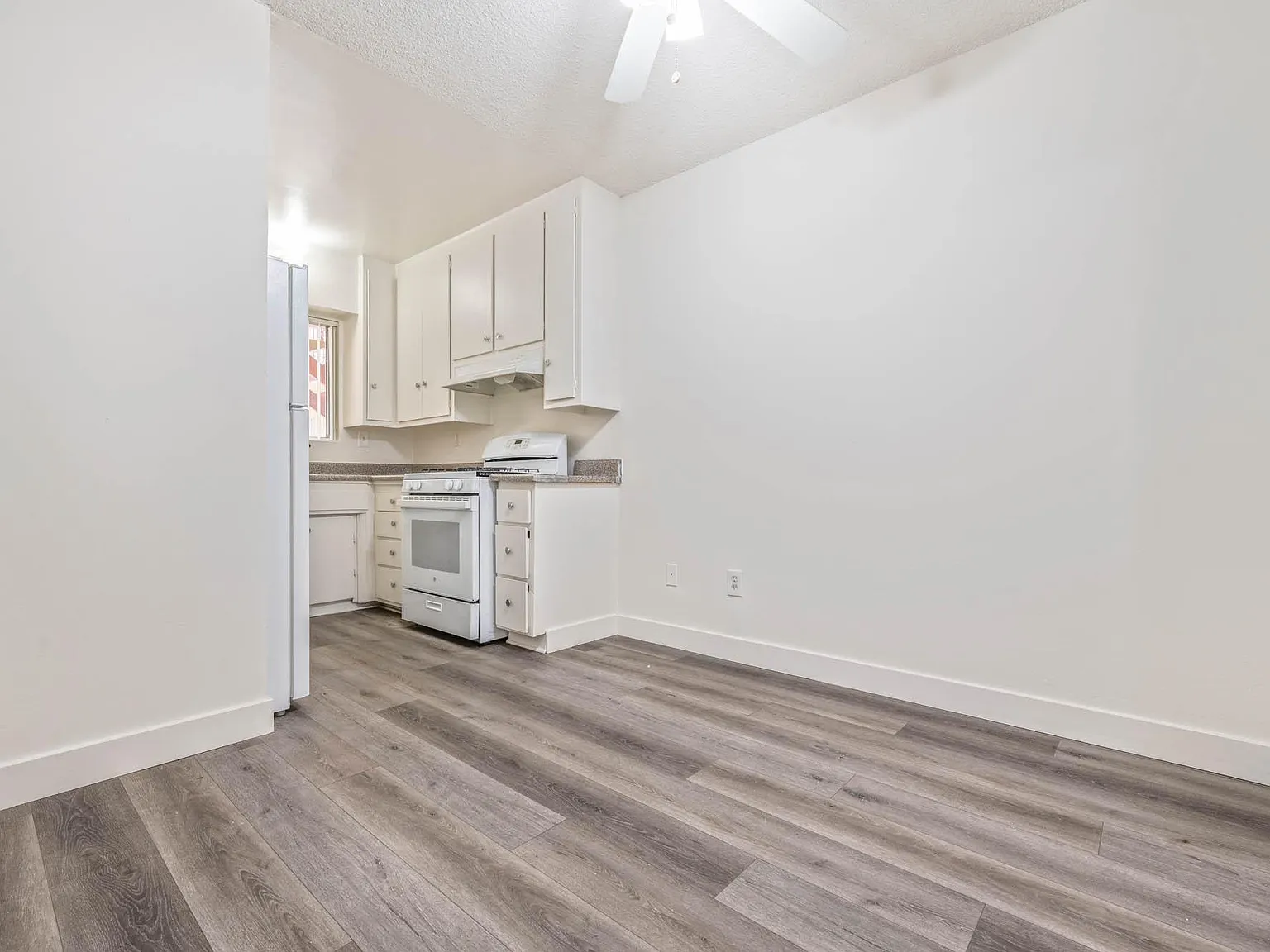 11427 Oxnard — Photo 4