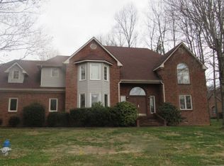 302 Shadowood Dr, Johnson City, TN 37604