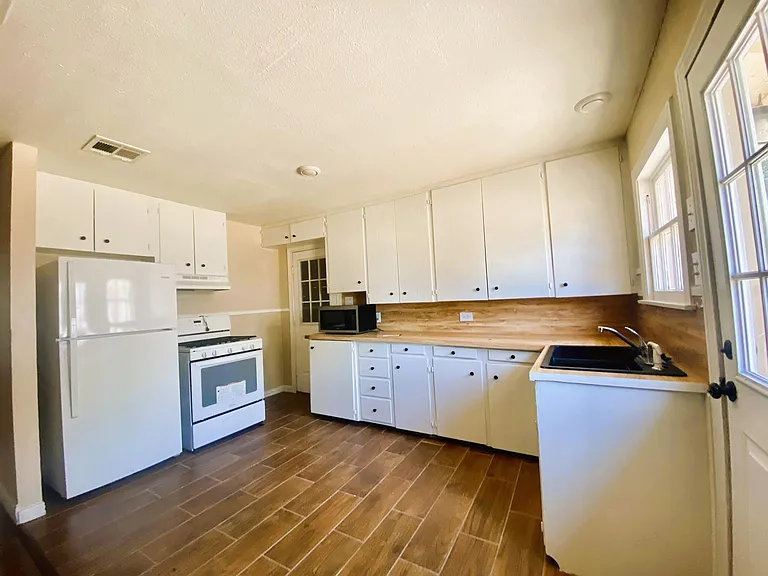1693 Stonewall St — Photo 4