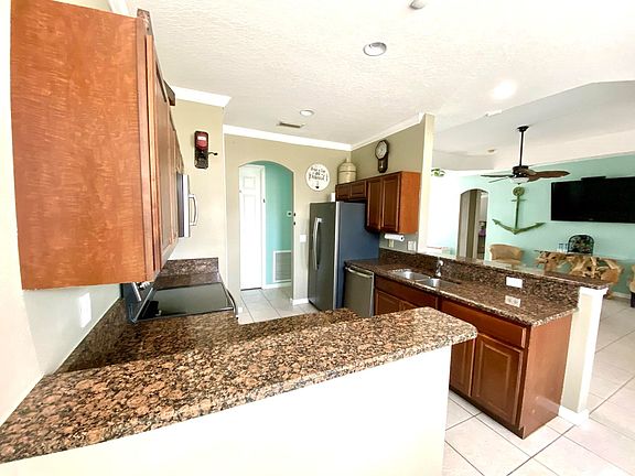 3rd image of 465 SE Oakridge Dr