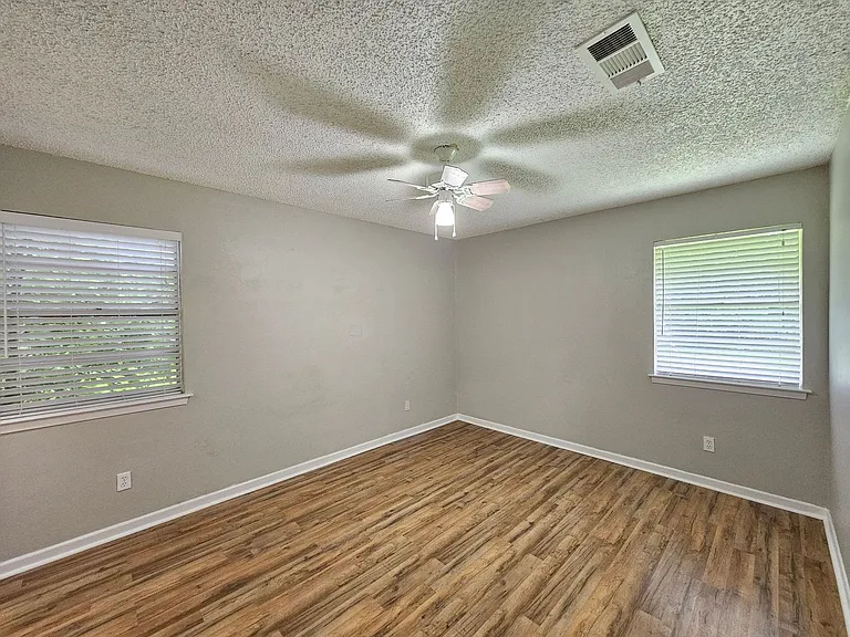 2301 Zinnia Ct — Photo 17