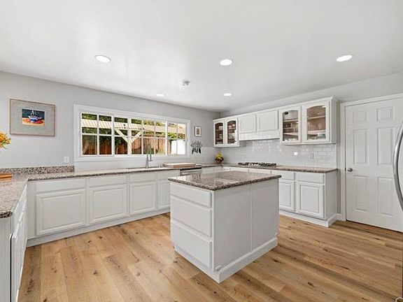 5th image of 1935 Port Edward Pl