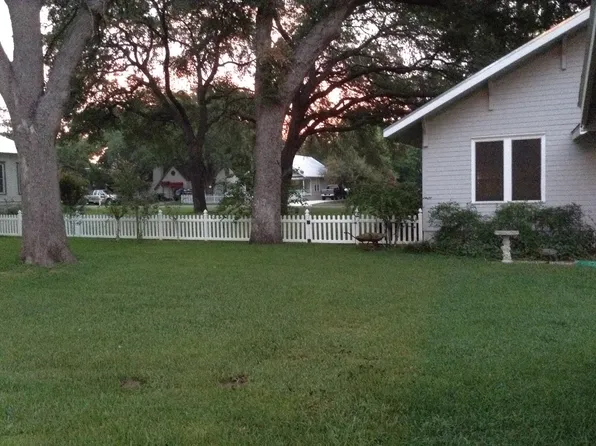 801 Hudgins St, Smithville, TX 78957
