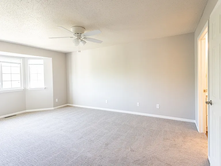 Royal Oak Apartments — Photo 10