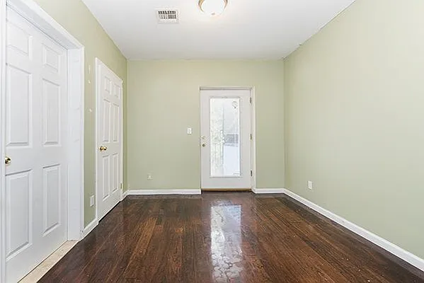 Rented by Perry Associates NYC Inc | media 16