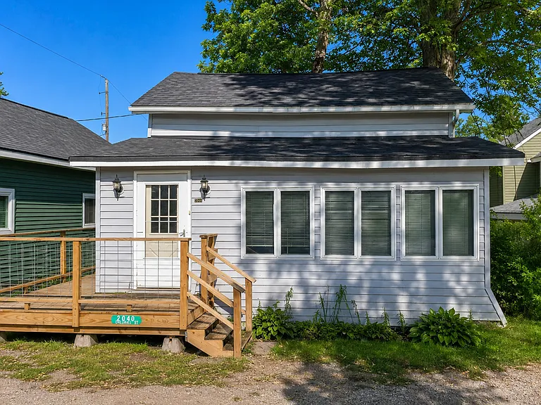 2040 Linden St — Photo 3