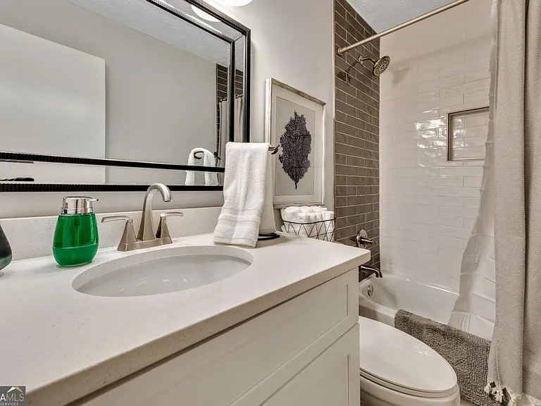 160 Booth Rd SW #B — Photo 24
