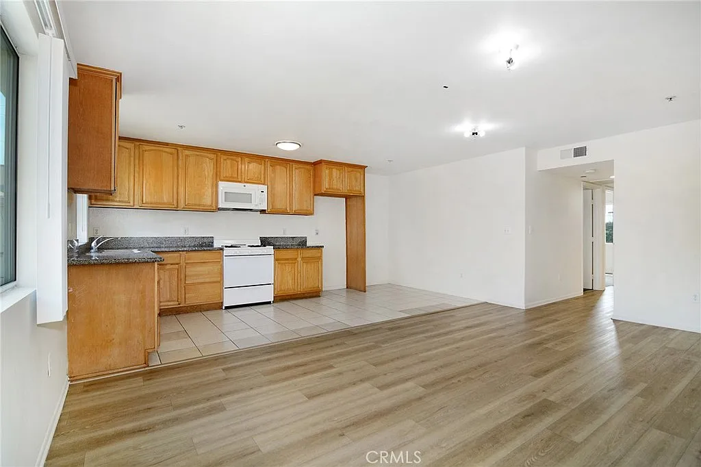 3 bed, 1100 sqft, $2,800 — Photo 4