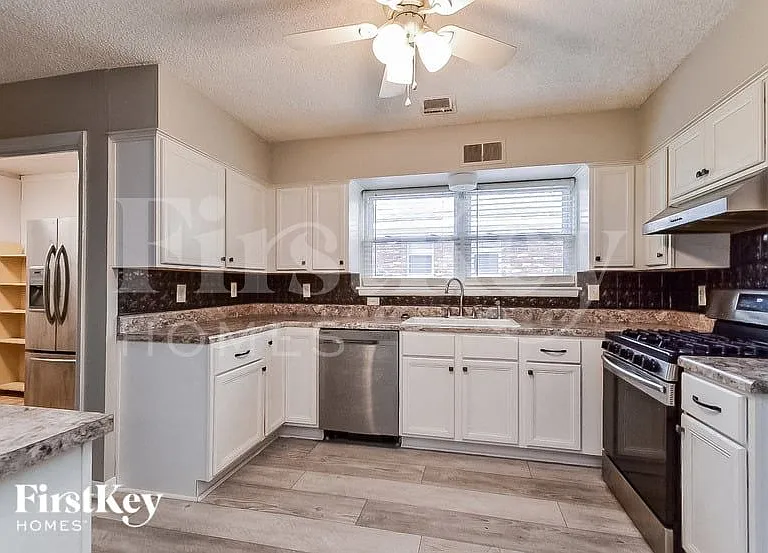 1465 Wheaton St — Photo 3