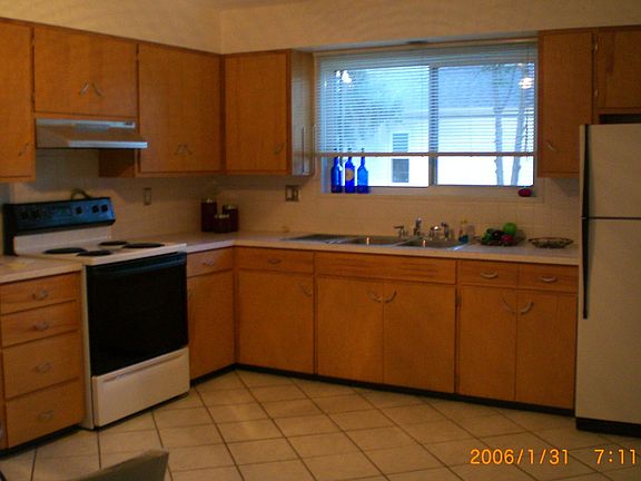 Big kitchen, bad picture