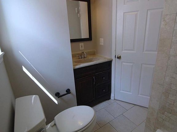 5th image of 2511 S Sheridan St
