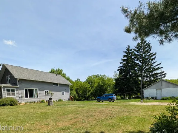 9084 Hartland Rd, Fenton, MI 48430
