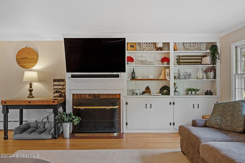 5th image of 188 Roweland Avenue