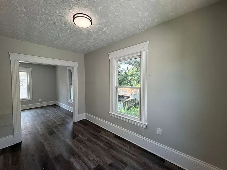 2132 W 100th St — Photo 3