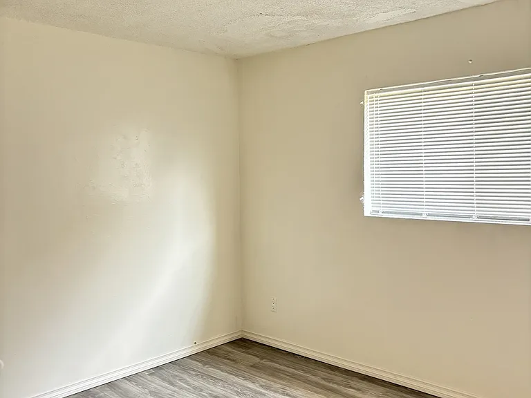 913 E Hyde Park Blvd #B — Photo 19