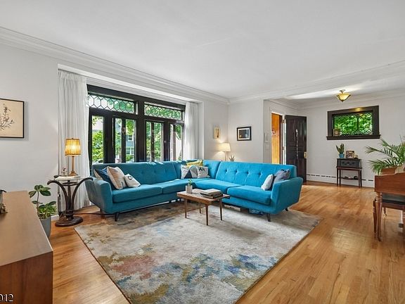 4th image of 424 Clark St