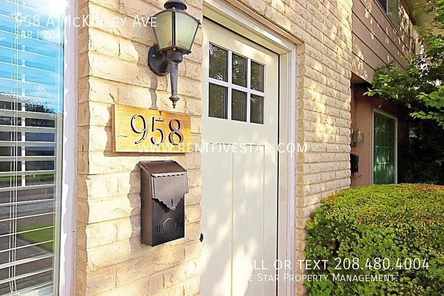 Spacious McKinley Townhome Available! — Photo 2