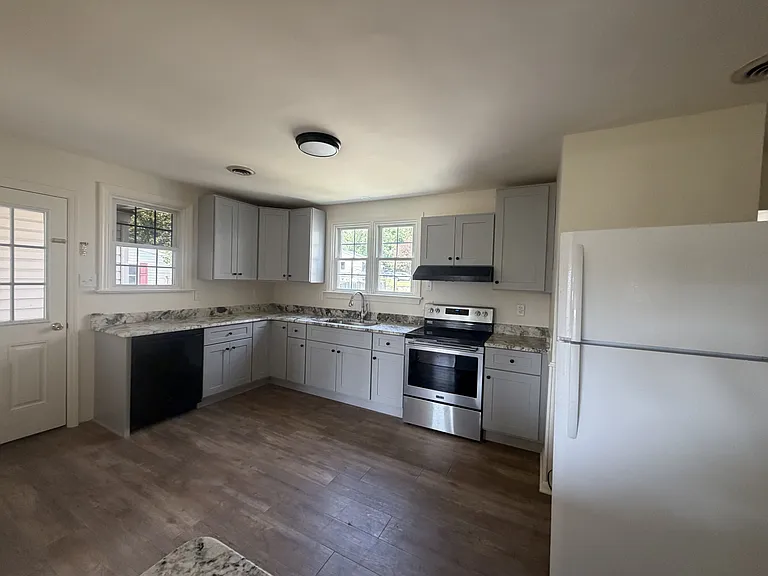 488 W 4th St — Photo 2