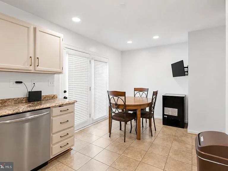 3218 Westdale Ct — Photo 4