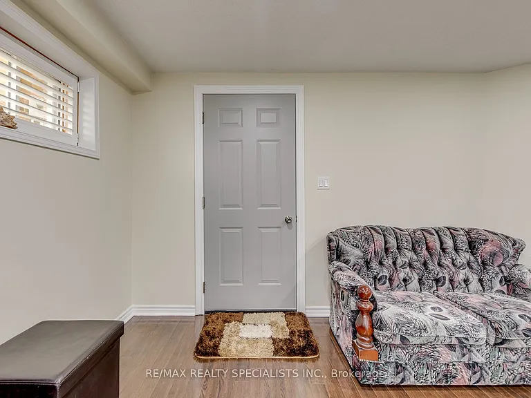 5486 Landsborough Ave — Photo 4