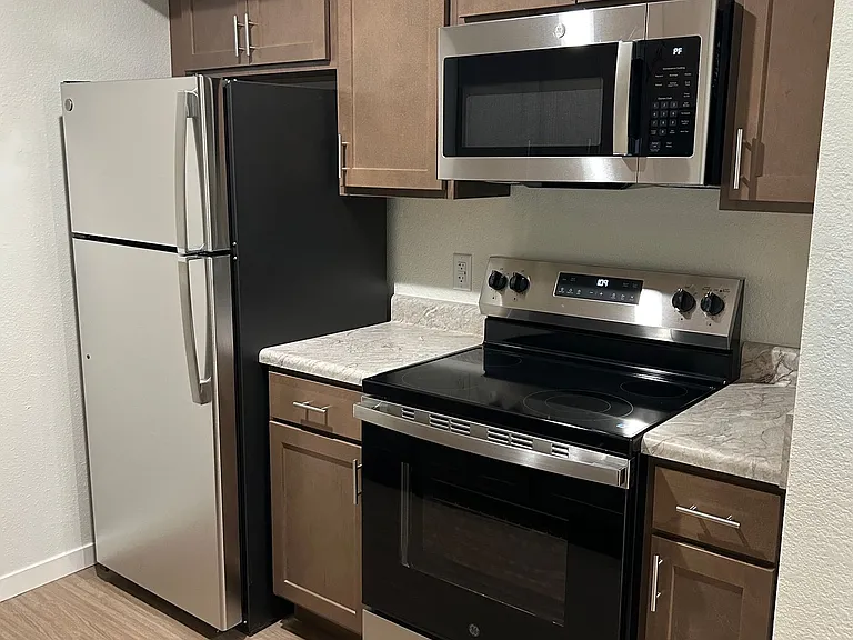 Cottonwood Creek Apartments — Photo 2