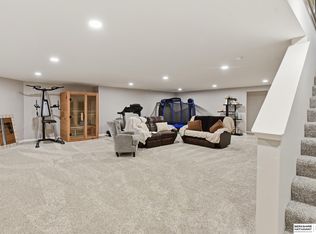 9716 Osprey Ln, Omaha, NE 68046