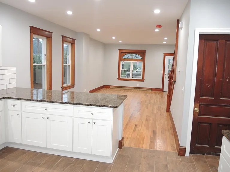 1107 W Lincoln St — Photo 6