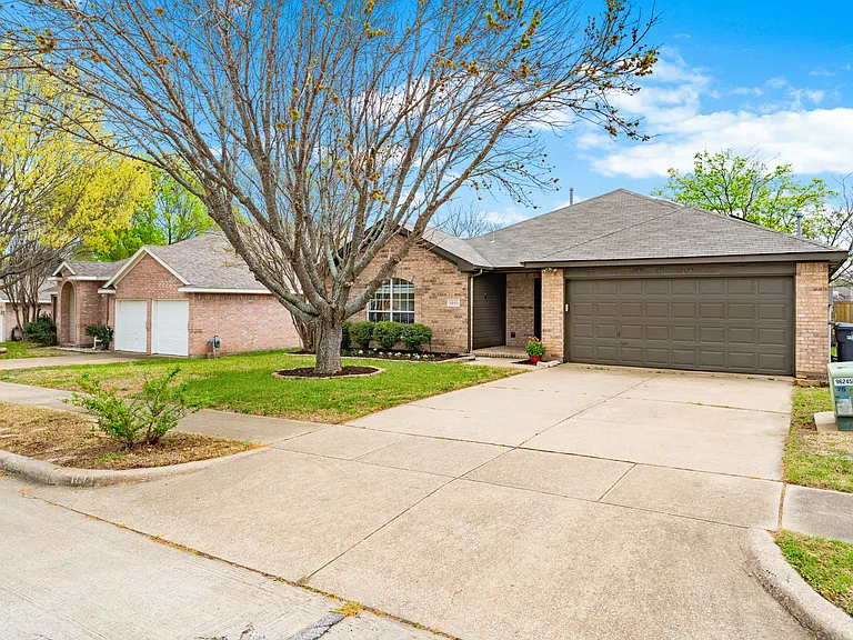1011 Ridgecrest Dr — Photo 2