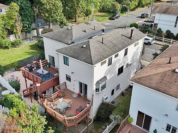 4th image of 305 Purdy Ave