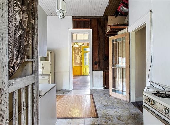 5th image of 903 Spain St