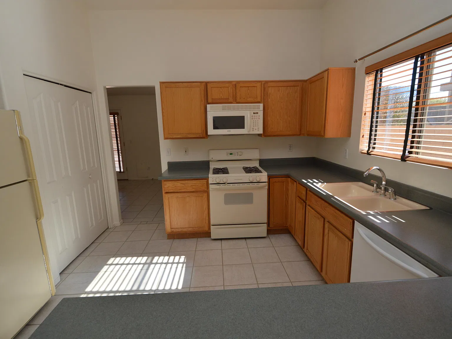4 bed, 2.0 bath, 2156 sqft, $1,950 — Photo 2