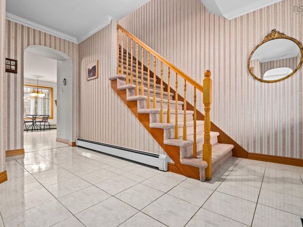 14 Crestwood Pl, Halifax, NS B2V 2P5