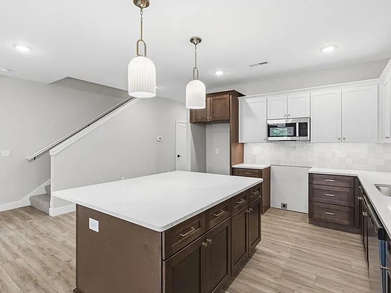 2175 W Parkview Ave — Photo 9