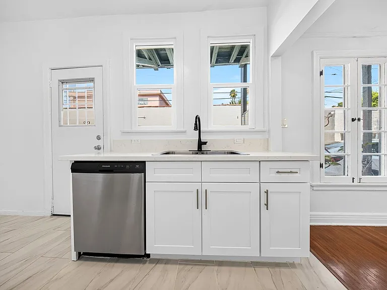 1002 N Sweetzer Ave — Photo 10