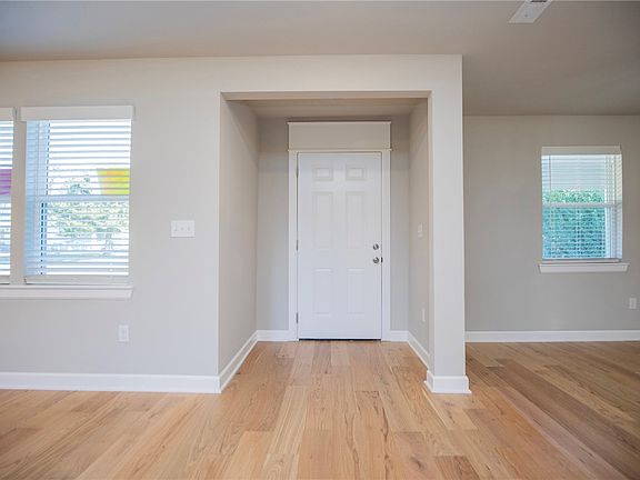 2nd image of 922 S Elm St