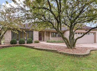 2189 Hidden Valley Dr, Naperville, IL 60565
