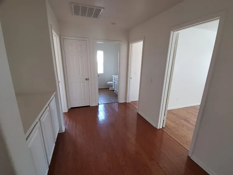 453 Cornwall Gln — Photo 12
