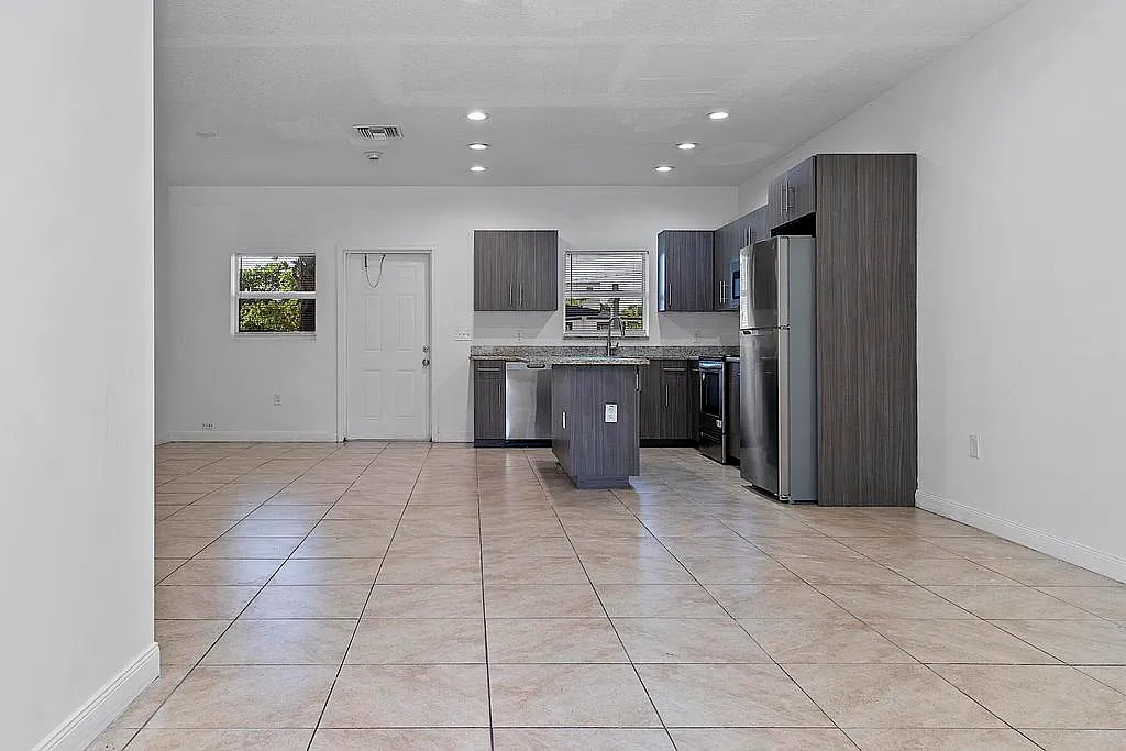 3 bed, 2.0 bath, 1400 sqft, $2,300 — Photo 4
