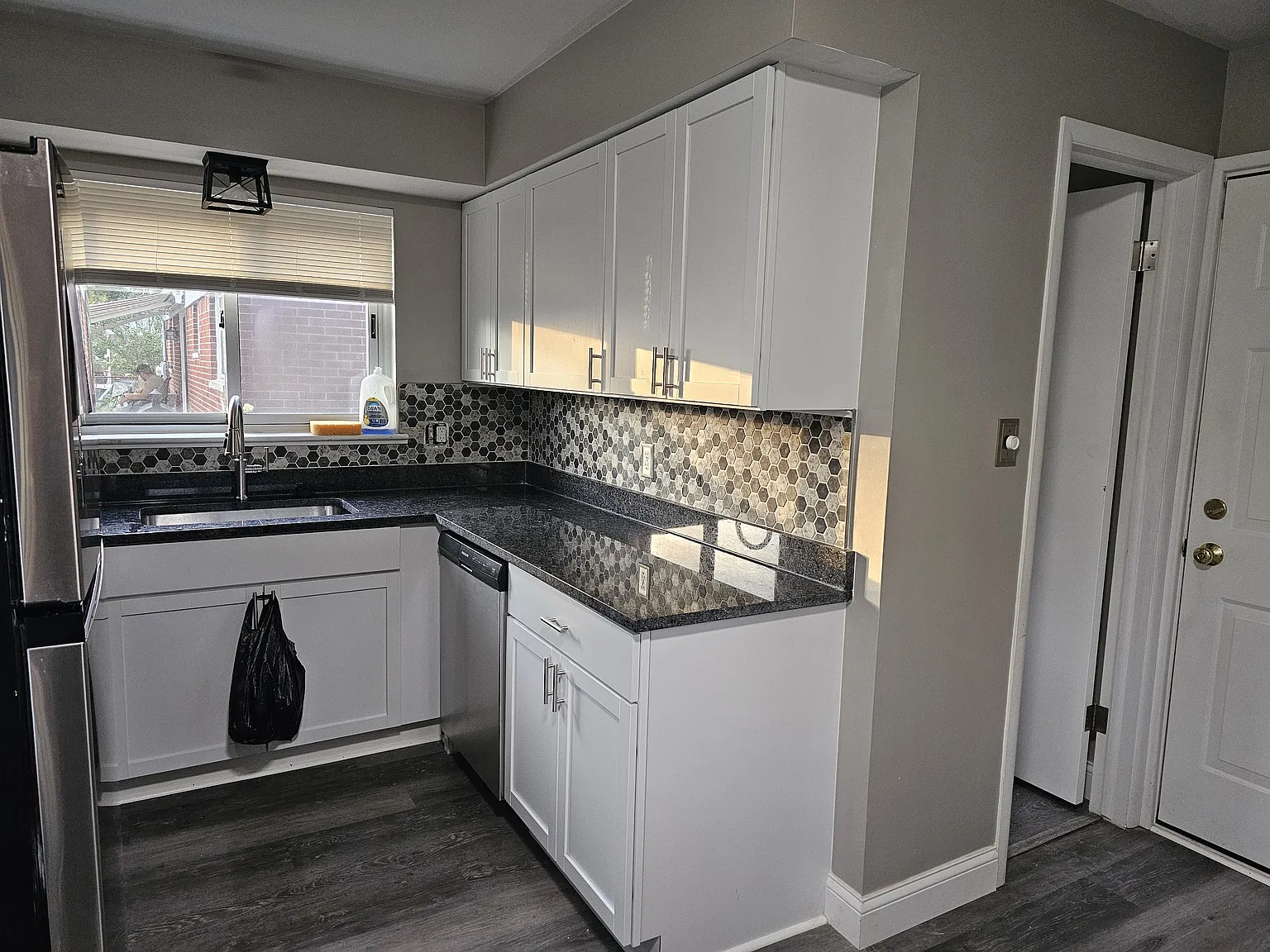 3 bed, 1.5 bath, 1460 sqft, $2,400 — Photo 3