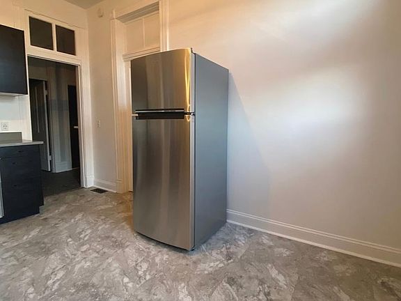 5th image of 2643 Allen Ave #1F