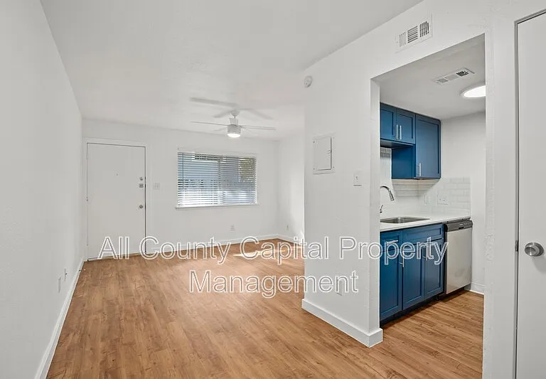 404 W 35th St #101 — Photo 8