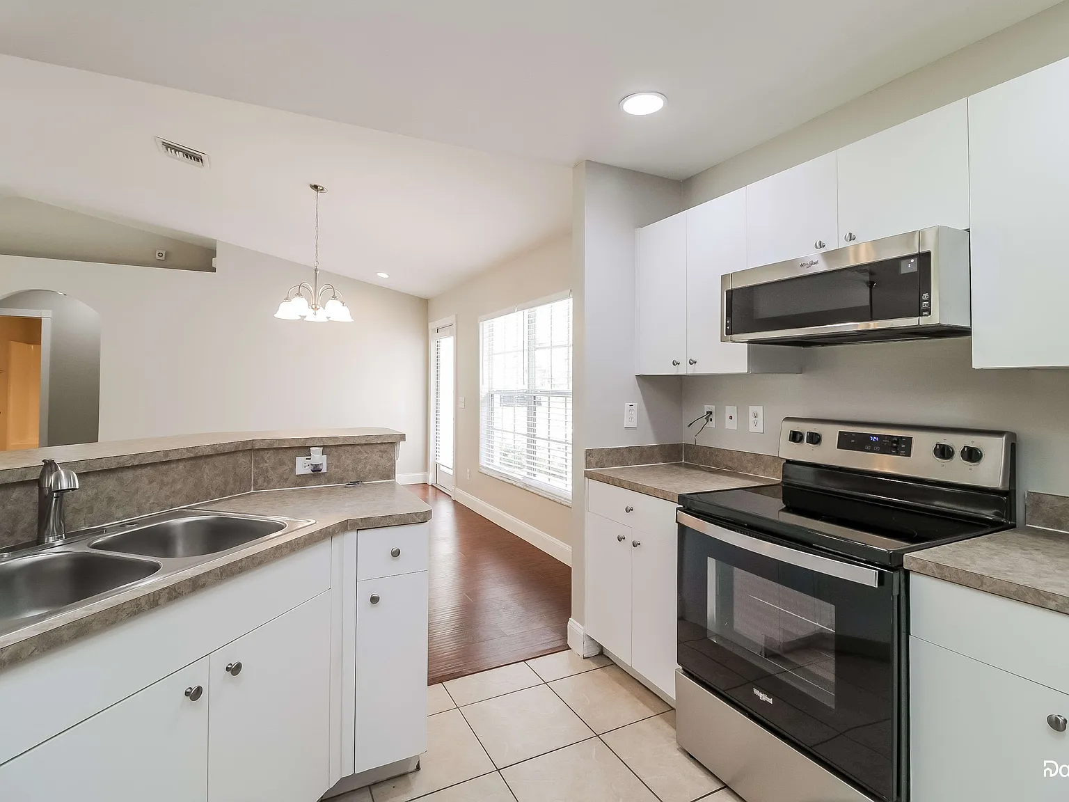 3 bed, 2.0 bath, 1401 sqft, $2,345 — Photo 2